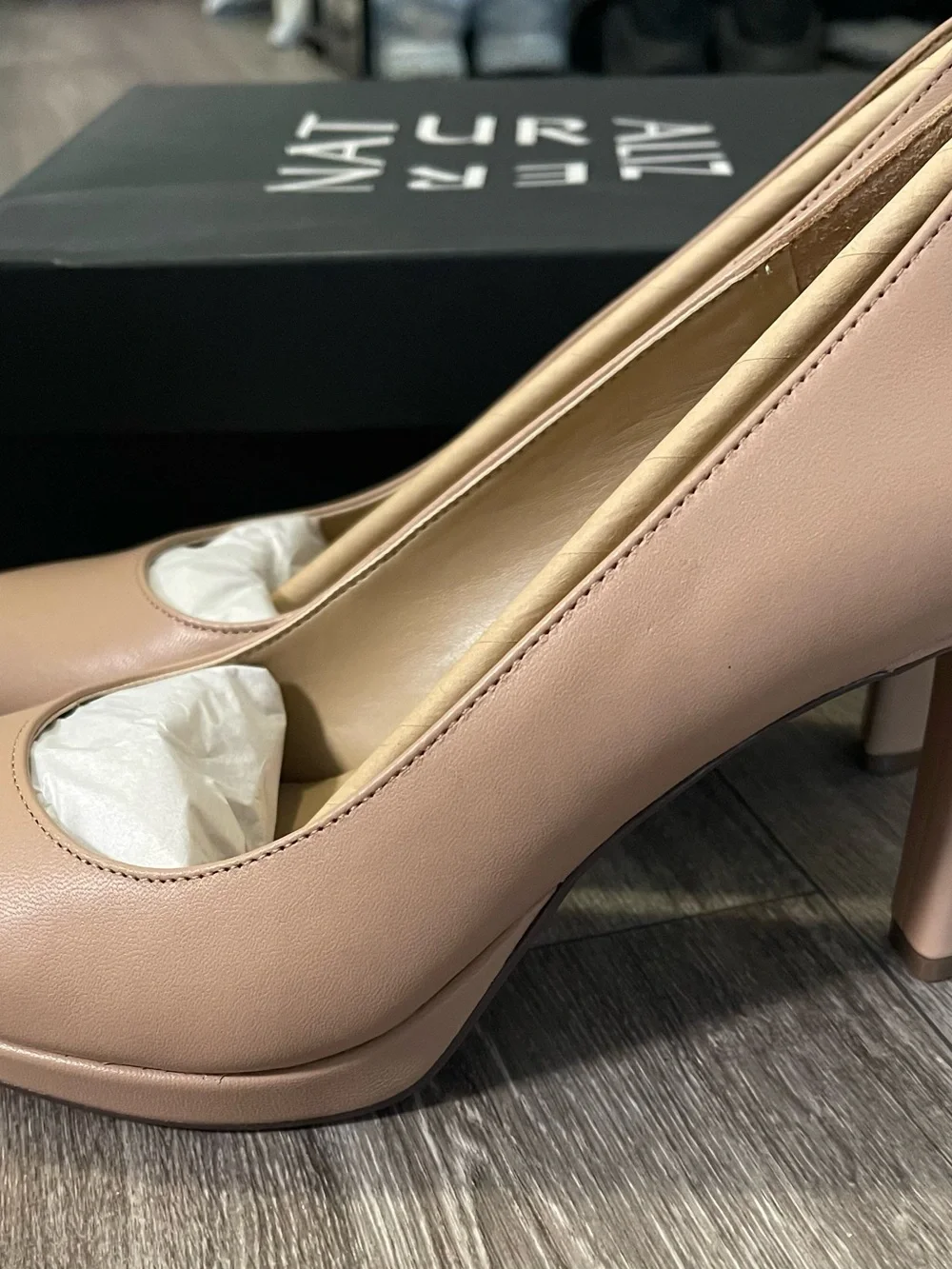 Naturalizer Blush Leather round-Toe pumps